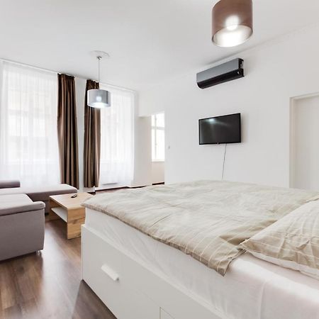 Free Days Luxury Apartment Прага Екстериор снимка