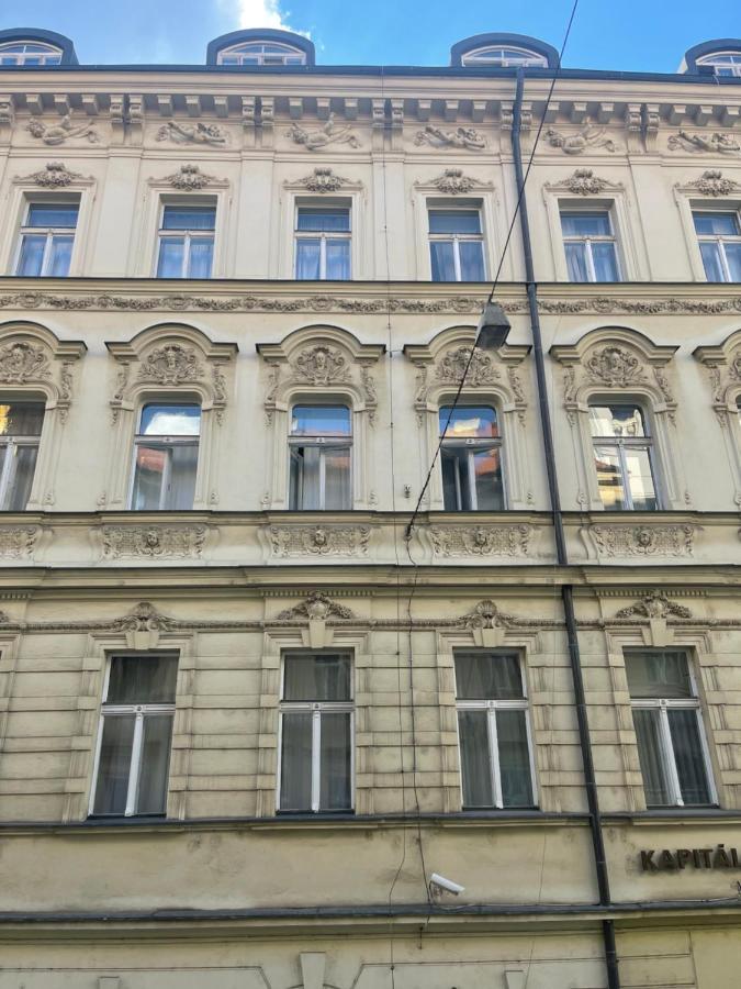 Free Days Luxury Apartment Прага Екстериор снимка