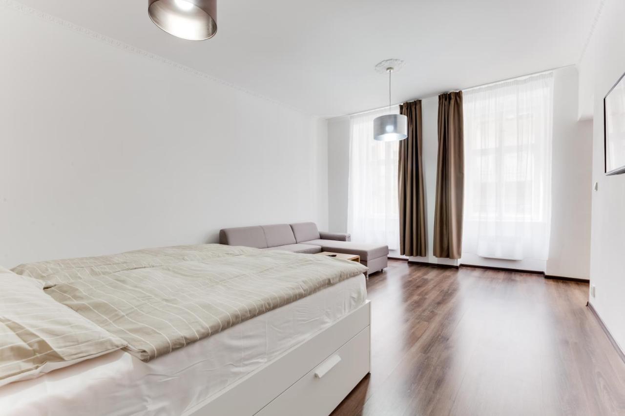 Free Days Luxury Apartment Прага Екстериор снимка