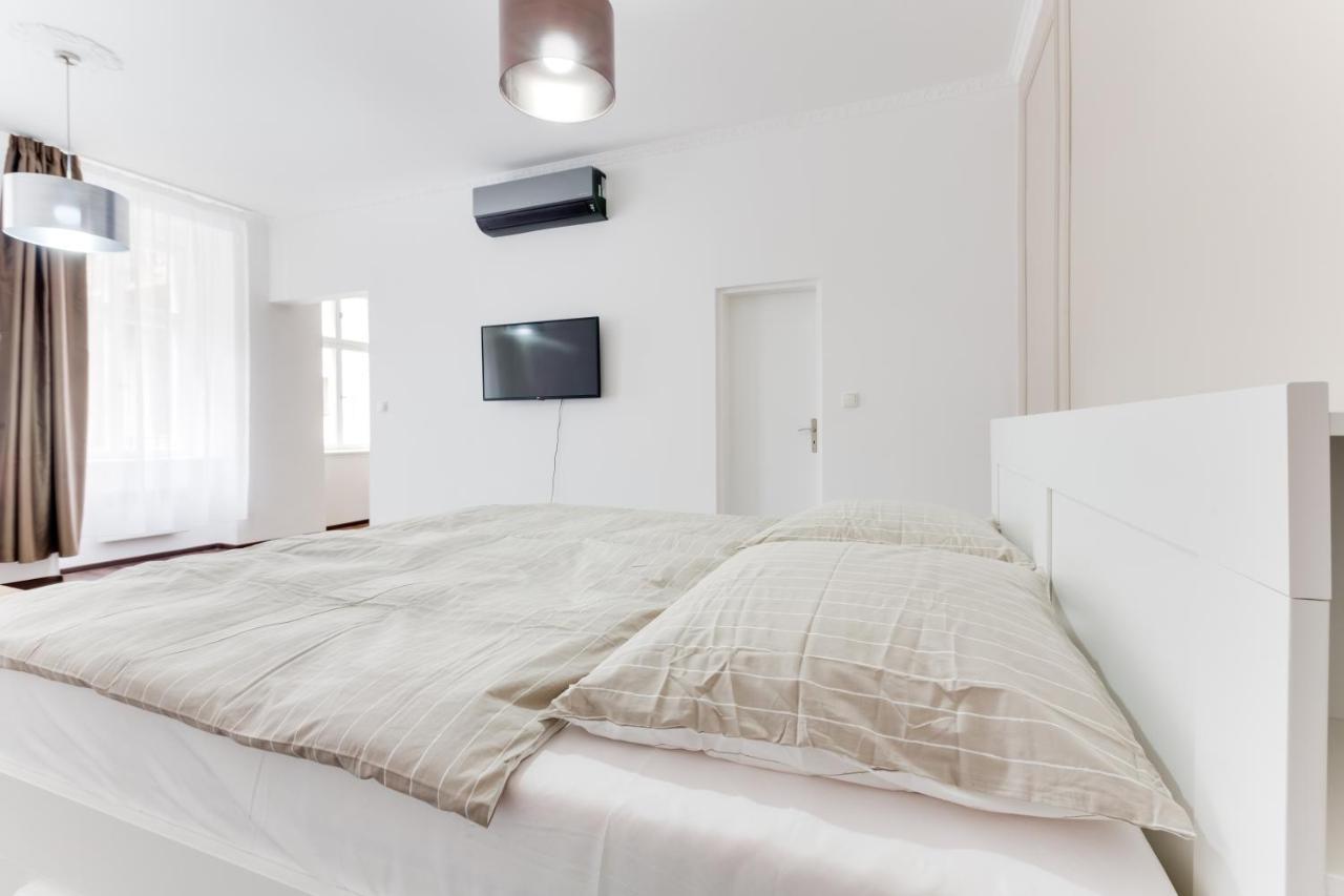 Free Days Luxury Apartment Прага Екстериор снимка