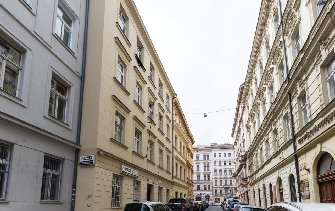 Free Days Luxury Apartment Прага Екстериор снимка
